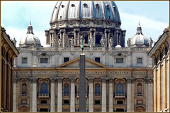 Vaticano : Il frontale della Basilica, le tre cupole e le statue evangeliche
