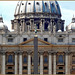 Vaticano : Il frontale della Basilica, le tre cupole e le statue evangeliche