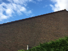 31.08.2020 - Keine Pyramide. sondern eine Giebelwand eines Hauses in Bad Cadzand