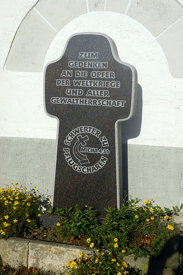 Denkmal an der Kirche in Reichenberg/Sachsen