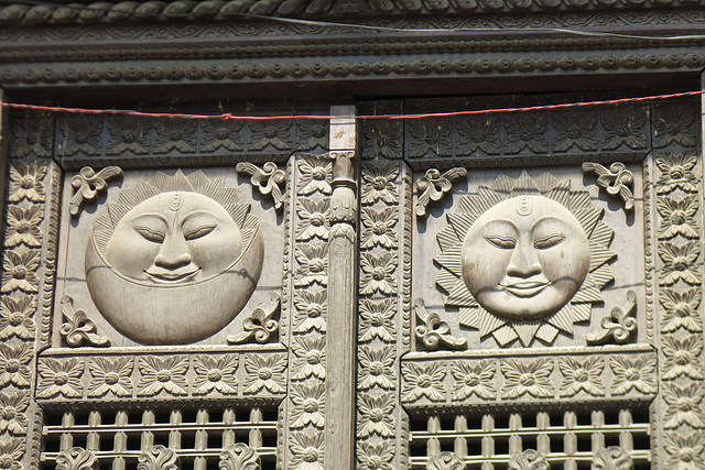 Le Soleil et la Lune (sur une porte), Pashunatinath (Kathmandu, Népal)