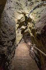 Treppenstufen beim Gang durch die Höhle