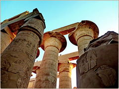 LUXOR : Veramente imponenti i capitelli delle colonne di Karnak