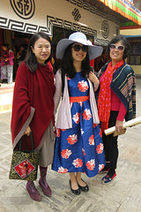 Trois touristes japonaises en visite à Boudhanath, Kathmandu (Népal)