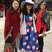 Trois touristes japonaises en visite à Boudhanath, Kathmandu (Népal)