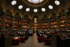 La Salle Ovale de la Bibliothèque Nationale de France , site Richelieu à Paris .