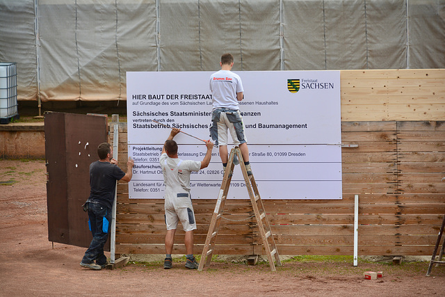 Dresden 2019 – Zwinger – Putting up a sign