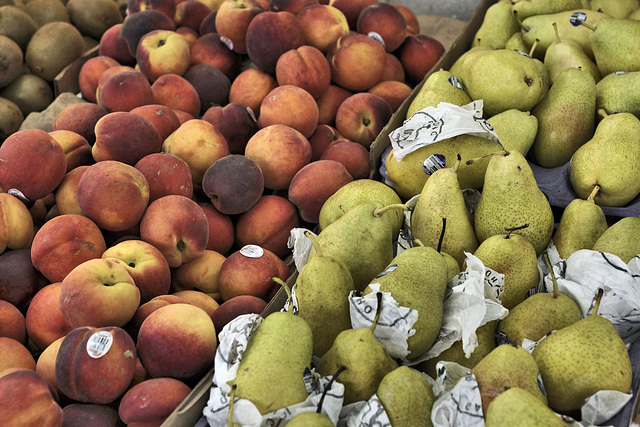 Pears and Nectarines – Marché Jean-Talon, Montréal, Québec, Canada