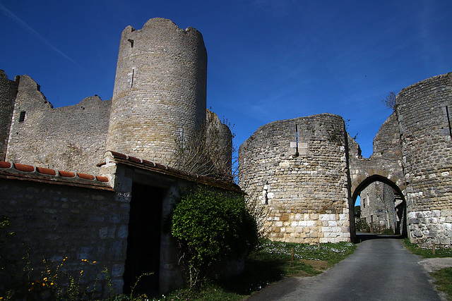 La fortersse médiévale de Yèvre-le-Châtel , village classé parmi les plus beaux villages de France
