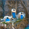 Santorini : I ripostigli dei pescatori ricavati nella roccia lavica ad Ormos di Θήρα