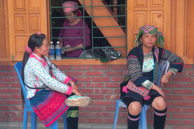 Women chat in Ta Van village