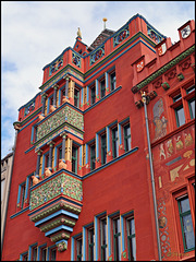 Reichhaltig und farbenfroh dekorierte Fassade