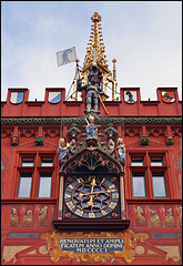 Die Uhr, in der damaligen Zeit ein absolutes Machtsymbol, mit den Statuen der Stadtheiligen