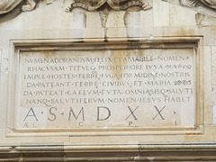 Dubrovnik : inscription de la cour du palais Sponza.