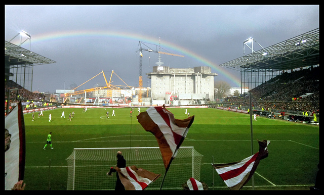 Perfekter Regenbogen über der Nordkurve vom Millerntor-Stadion