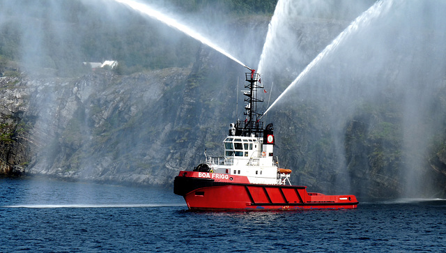 A Water Salute from 'Boa Frigg'