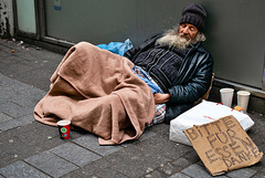 Ein sarkastischer Mensch würde sagen: "Geld im Schlaf verdienen..." Sehr oft habe ich Mitleid mit Menschen, die auf der Straße leben müssen...