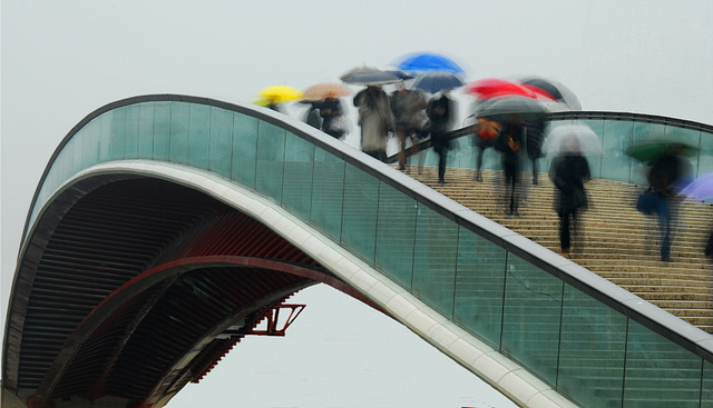 Brücke mit Regenschirmen