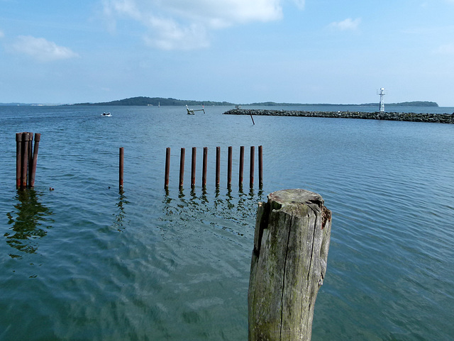 Blick vom Hafen Lauterbach auf die Insel Vilm