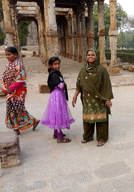 Delhi- Tourists at Qutb Minar