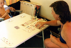 Siesta Zeit heisst immer auch Zeit zum Kartenspielen. Camping Del Forte in Marina di Bibbona Italien 1999