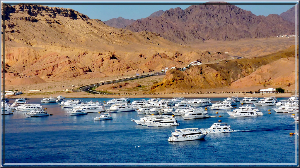 Sharm el Sheikh : arrivo al porto - sullo sfondo : la strada che porta al monastero di S.Caterina del Sinai