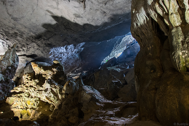beim Ausgang der Sung Sot Höhle (© Buelipix)