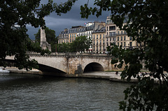 Le pont de la Tournelle , sous le ciel de Paris .