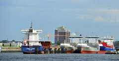 Wegen der Wirtschaftskrise auf Reede im Hafen Hamburg