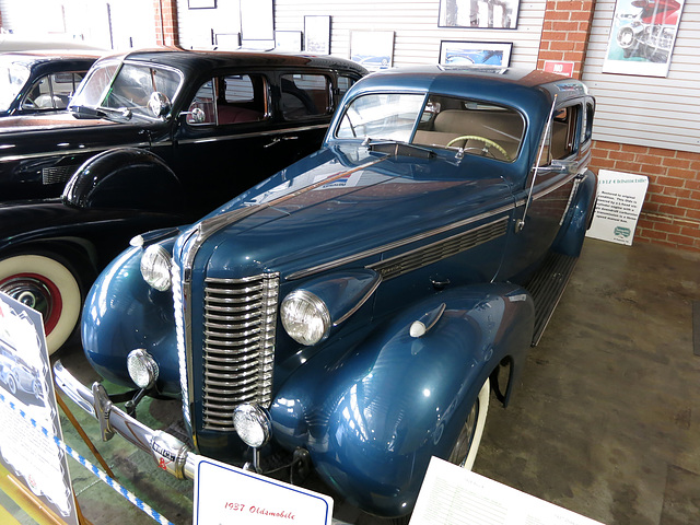 1937 Oldsmobile (0074)