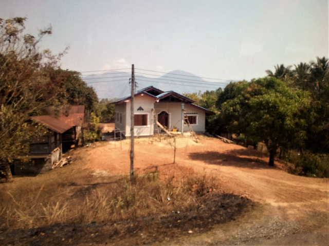 Vision floue d'une maison laotienne