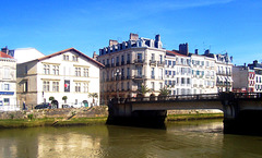 FR - Bayonne - Blick über die Nive zum Musée Basque