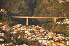 Die Autobahnbrücke im Abendlicht über der Stadt Funchal