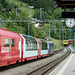 Glacier-Express am Bahnhof Filisur und einfahrender Zug aus der Gegenrichtung- 2015-06-12--D4 DSC2628