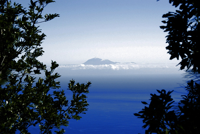 A never-seen image from La Palma to Pico de Teide at Teneriffa...©UdoSm