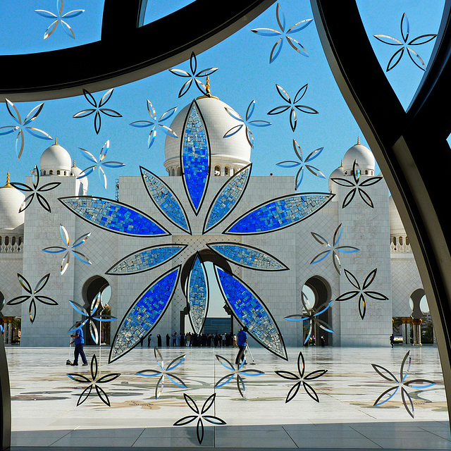 All kind of glass : la preziosa vetrata della moskea di Abu Dhabi