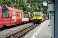 Zugkreuzung am Bahnhof Filisur - 2015-06-12--D4 DSC2631