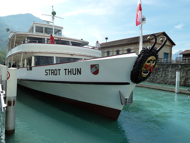 Thunerseeschiff STADT THUN in Interlaken, an der Bugspitze die Maske des *Fulehung* ( siehe Beschreibung )