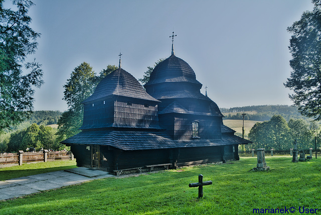 Die Holzkirche des Schutzes der Mutter Gottes (die erste Hälfte  XVIII )  in Równi ,Karpaten Polen