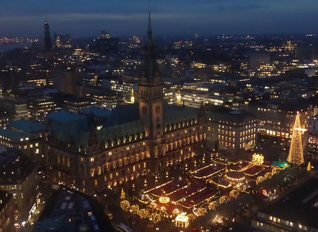 Weihnachtsmarkt vor dem Rathaus/ Hamburg