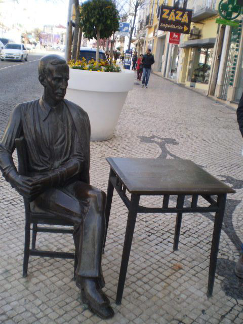 Statue of António Aleixo.