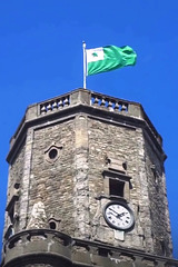 Esperanto-flago sur urbodomo de Bulonjo sur maro