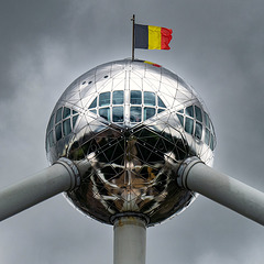 Das Atomium in Brüssel. Eine 165-milliardenfache Vergrößerung der kristallinen Elementarzelle des Eisens. Im PiP aus der Rattenperspektive.