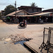 Attention de ne pas trébucher !   (Laos)
