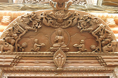 Porte avec symboles et divinités du bouddhisme tibétain (détail : le chapiteau) (Bodnath = Boudhanath, Kathmandu, Népal)