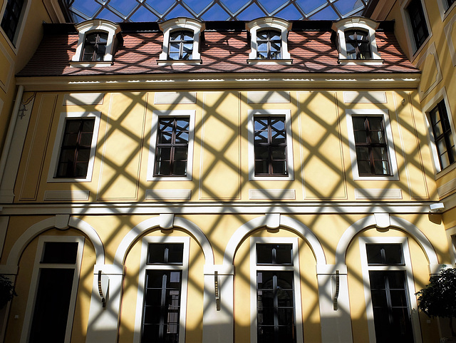 Schatten des Rauten-Membrandaches auf dem historischen Teil des Hotels "Westin Bellvue" in Dresden