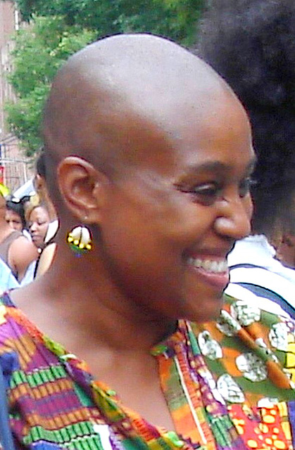 Bald head sexy black Lady / Dame noire chauve aux atouts irrésistibles.