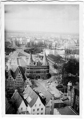 Das Holstentor in Lübeck, 1963 von der St. Petri Kirche gesehen.