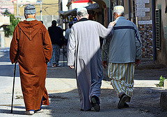 Chibanis retraités en promenade.