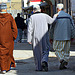 Chibanis retraités en promenade.